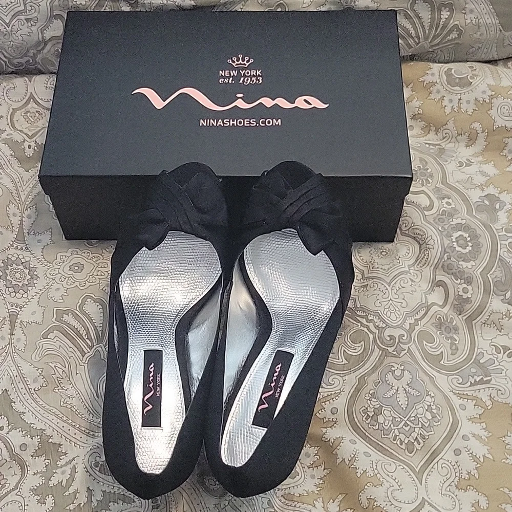Beautiful Nina black peep toe heels - Picture 2 of 7